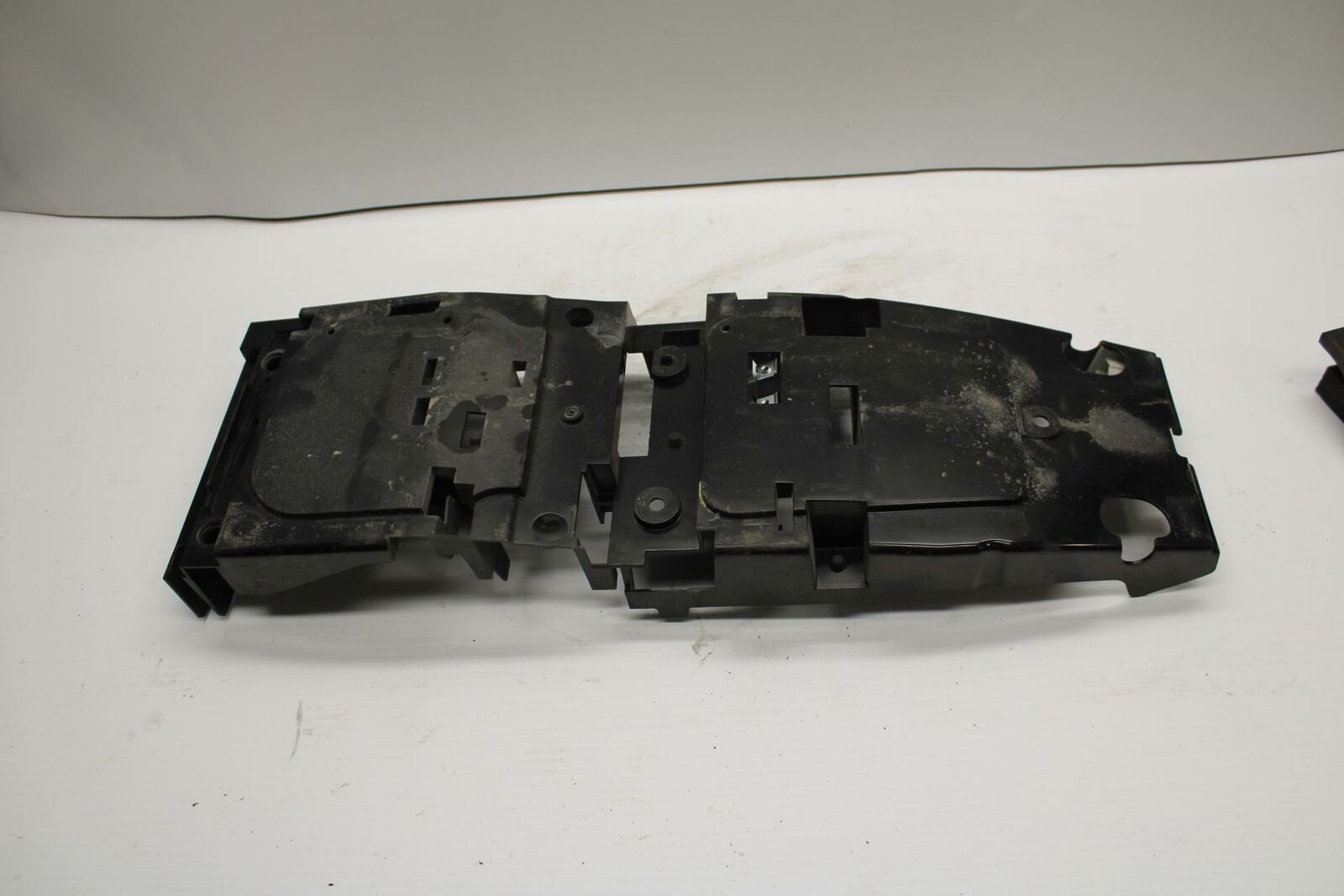 08-16 YAMAHA YZF R6 REAR BACK TAIL UNDERTAIL BATTERY TRAY PLASTIC BB247