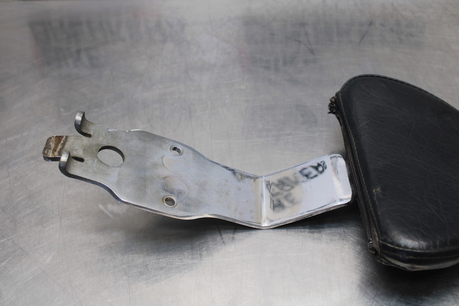 05-06 VICTORY KINGPIN DELUXE FRONT DRIVERS SEAT BACK REST BB195