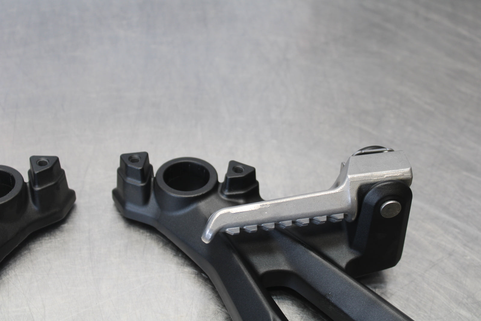 23-24 KAWASAKI NINJA ZX14R REAR BACK PASSENGER PEG SET PAIR BB169