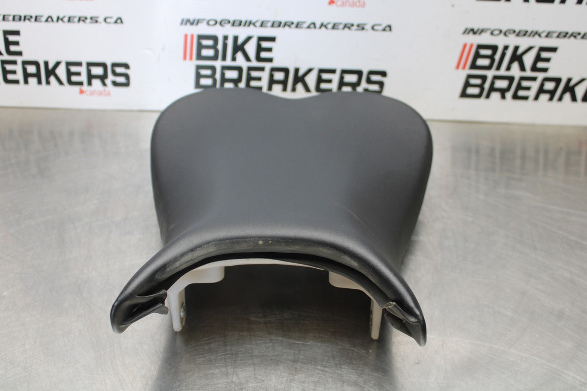 06-07 SUZUKI GSXR 600 FRONT DRIVERS SEAT PAD SADDLE PILLION BB178