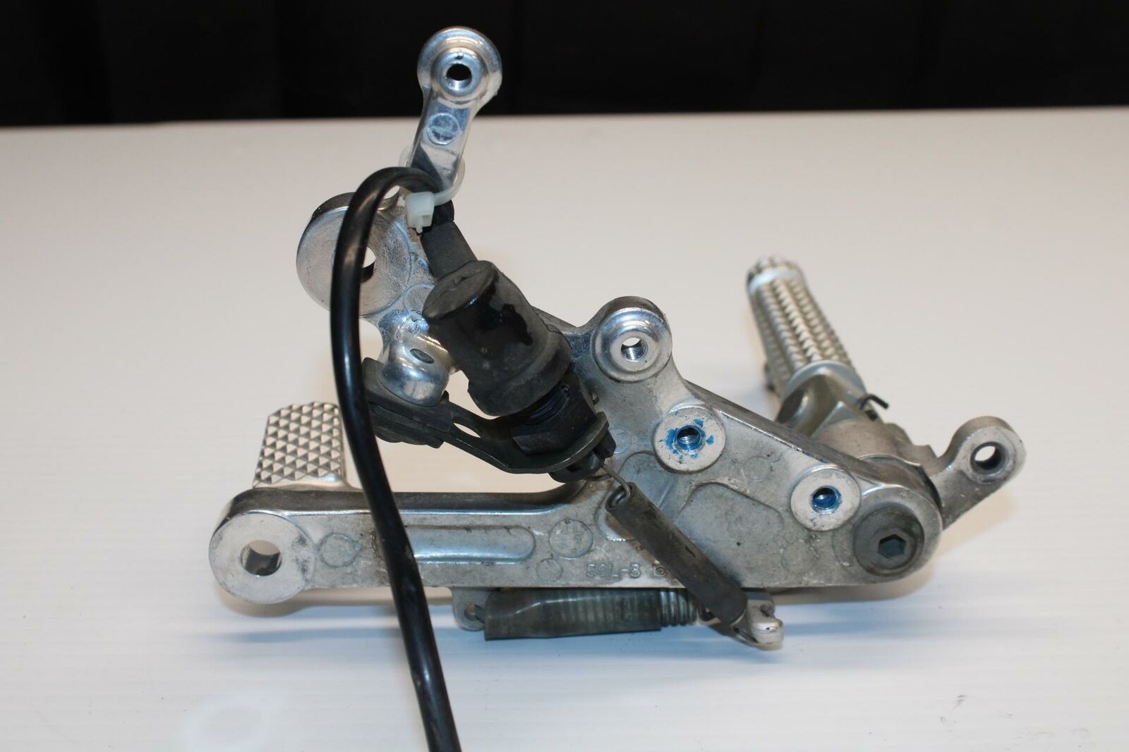 05 YAMAHA YZF R6S RIGHT REARSET REAR SET DRIVER FOOT PEG REST STOP BB234