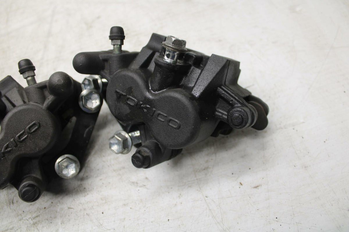 15-16 SUZUKI GSXS750 RIGHT LEFT FRONT BRAKE CALIPER SET PAIR CALIPERS BB374