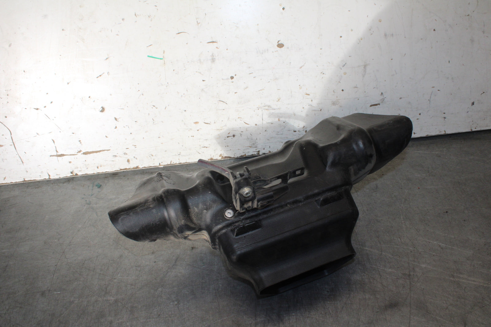 09-14 YAMAHA YZF R1 RAM AIR INTAKE TUBE DUCT BB696