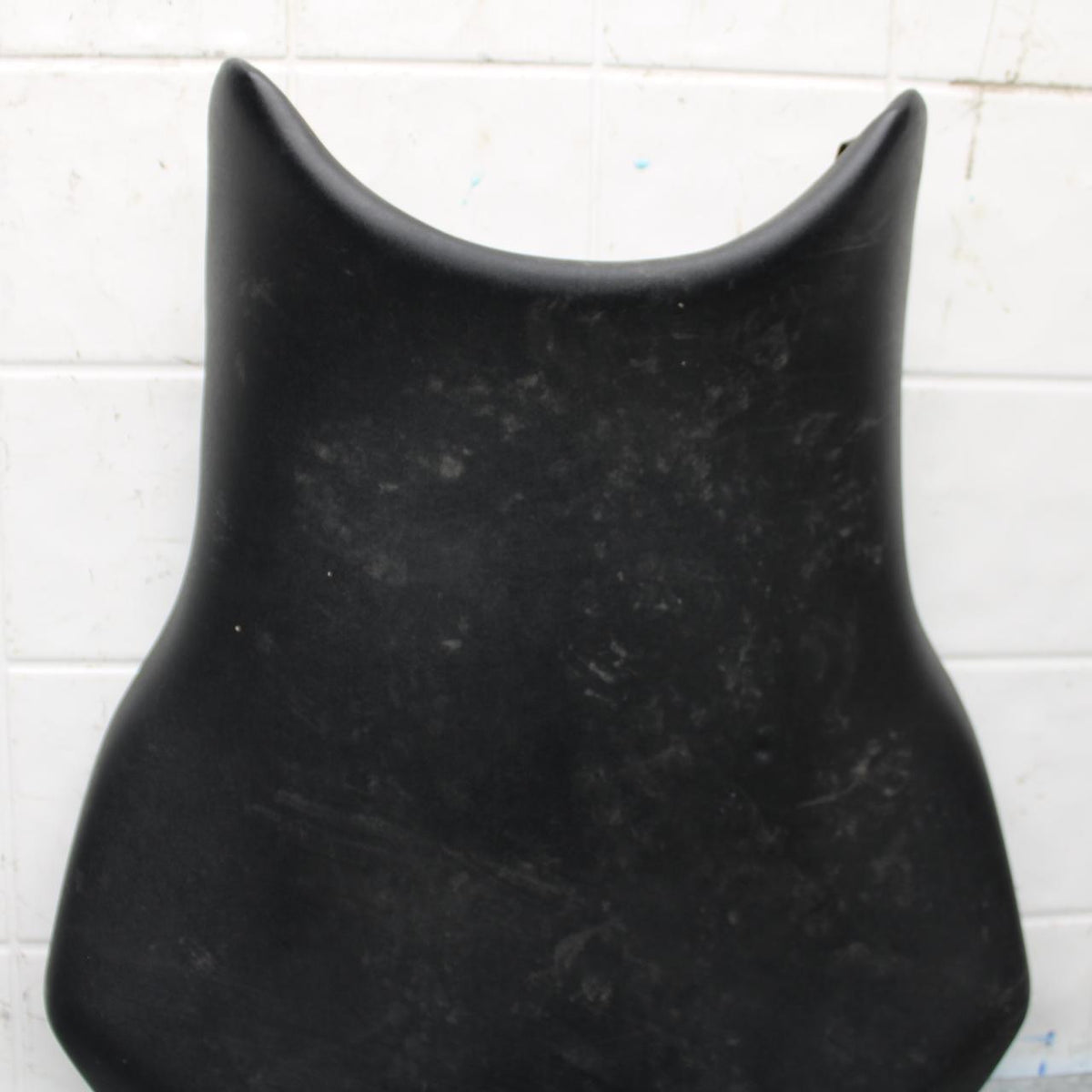 2007 Yamaha YZF R6 FRONT DRIVERS SEAT PAD SADDLE PILLION 2C0-24710-00-00 BB590