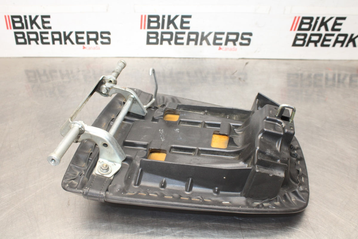 00-01 HONDA CBR929RR REAR BACK PASSENGER TANDEM SEAT PAD SADDLE PILLION BB925