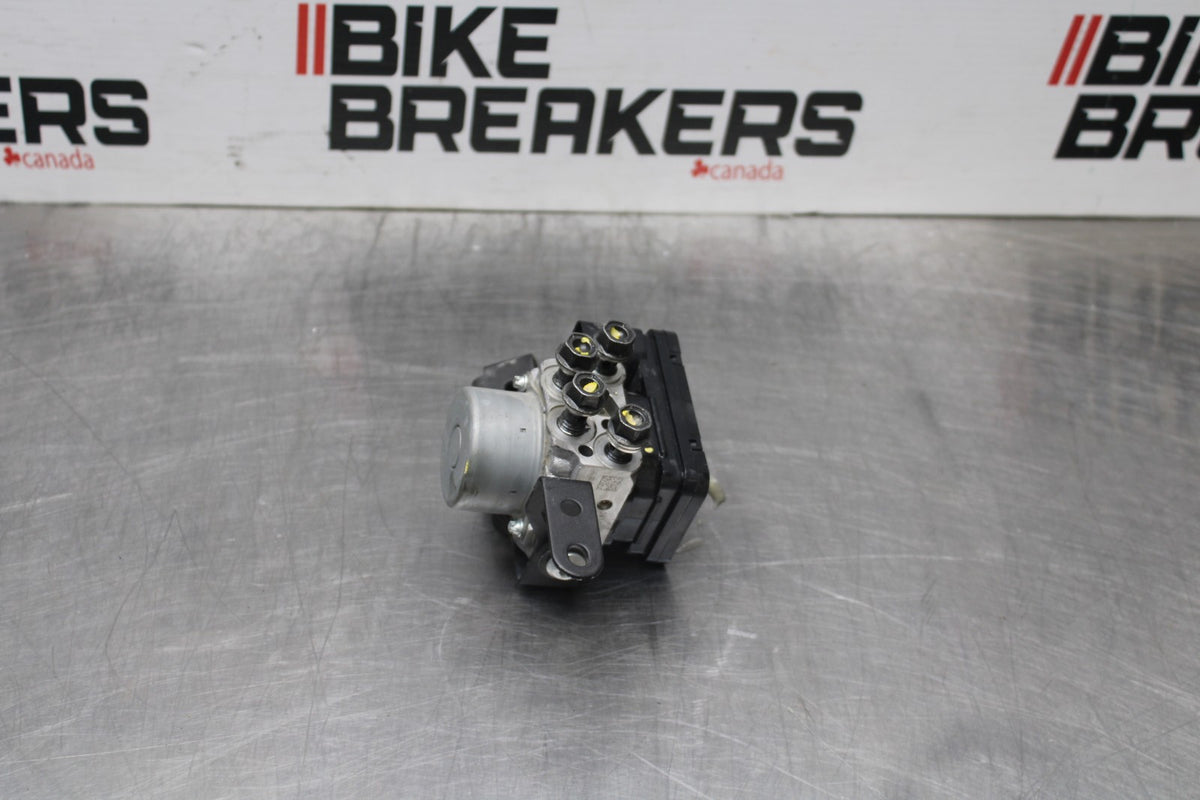 18-26 KAWASAKI Z400 ABS PUMP UNIT MODULE BB852