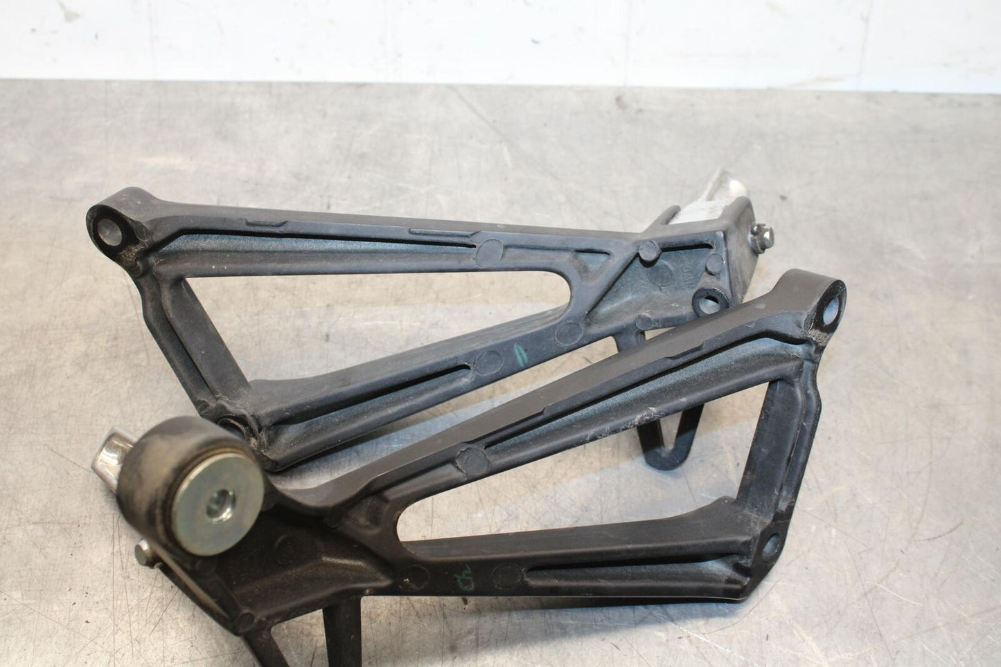 19-21 YAMAHA YZF R3 REAR FOOT RESTS PEGS STEPS SET PAIR BB588