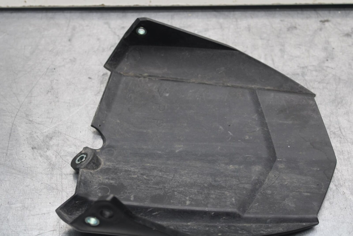 2014 Yamaha FZ09 REAR BACK WHEEL TIRE HUGGER FENDER 1RC-21650-00-00 BB81