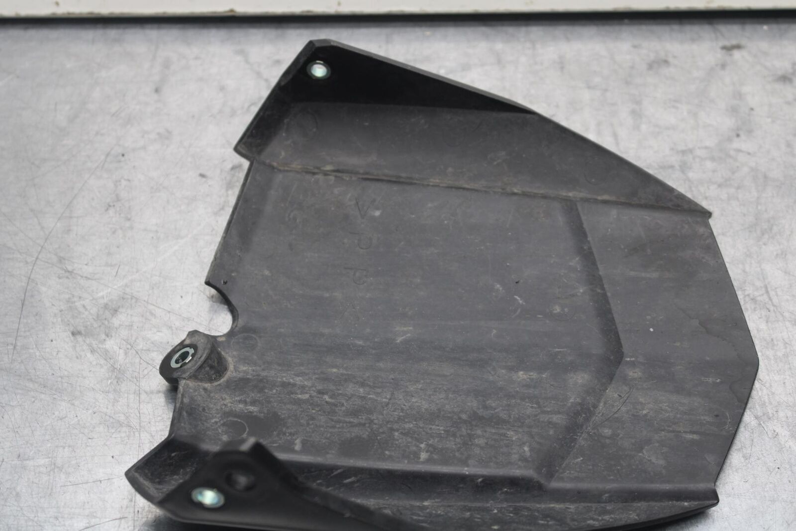 2014 Yamaha FZ09 REAR BACK WHEEL TIRE HUGGER FENDER 1RC-21650-00-00 BB81