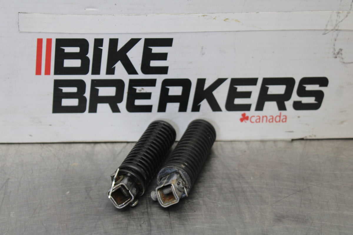 03 HONDA SHADOW SPIRIT 750 VT750DC REAR PASSENGER FOOT STEP PEG SET BB907