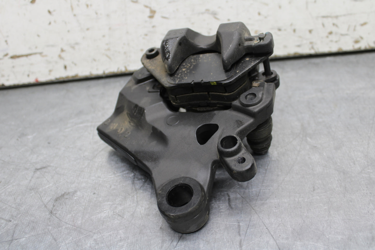 19-24 YAMAHA R3 REAR BACK BRAKE CALIPER W MOUNT BRACKET BB736