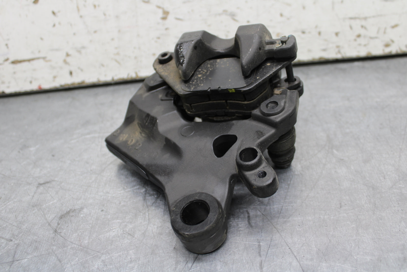 19-24 YAMAHA R3 REAR BACK BRAKE CALIPER W MOUNT BRACKET BB736