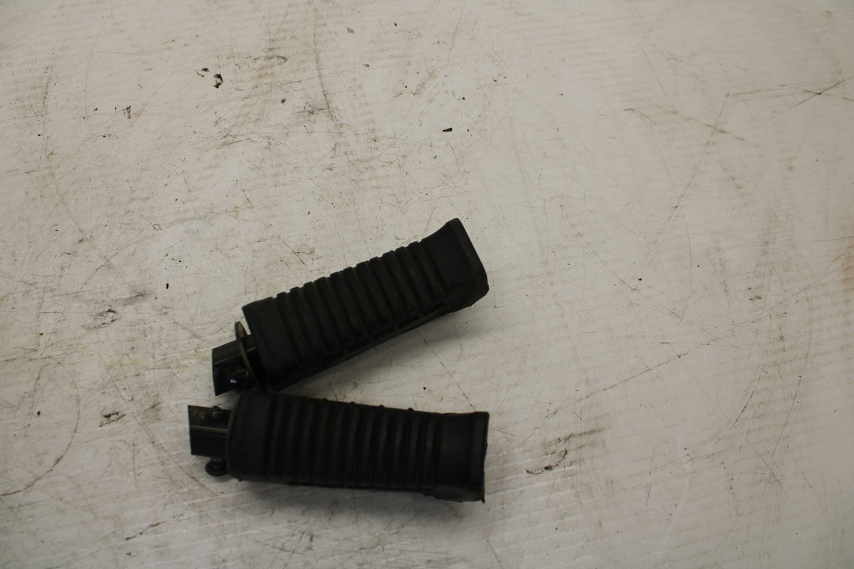 04-09 SUZUKI GS500F REAR BACK PASSENGER PEG SET PAIR BB261