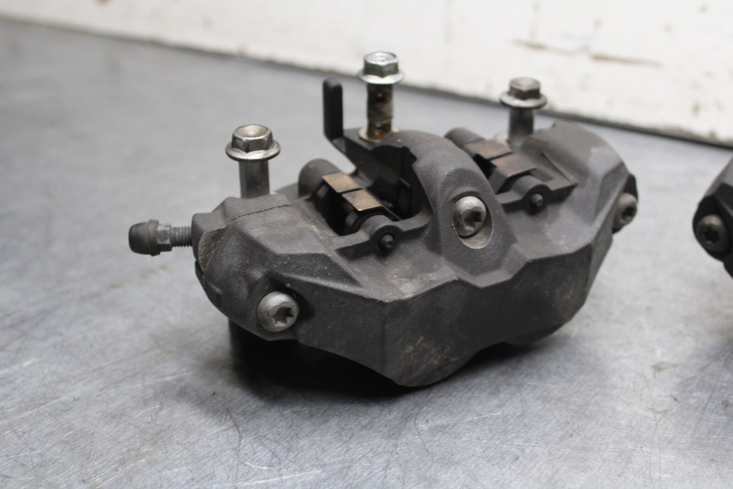 06-07 SUZUKI GSXR750 RIGHT LEFT FRONT BRAKE CALIPER SET PAIR CALIPERS BB670