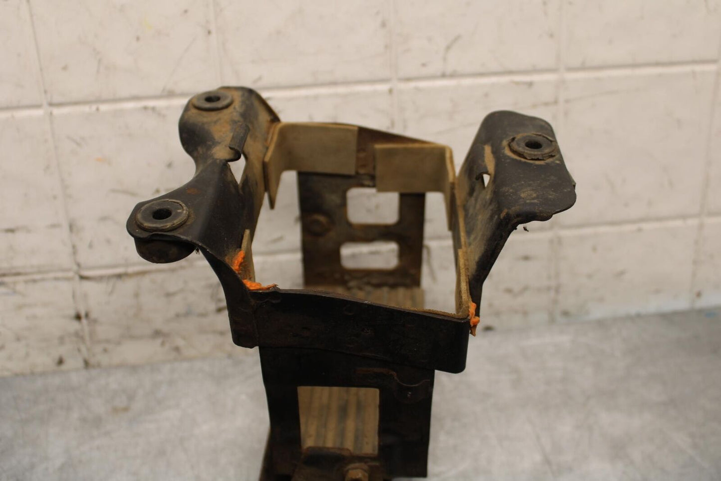 75 SUZUKI GT 550 REAR BATTERY BOX TRAY TOOL HOLDER BB67