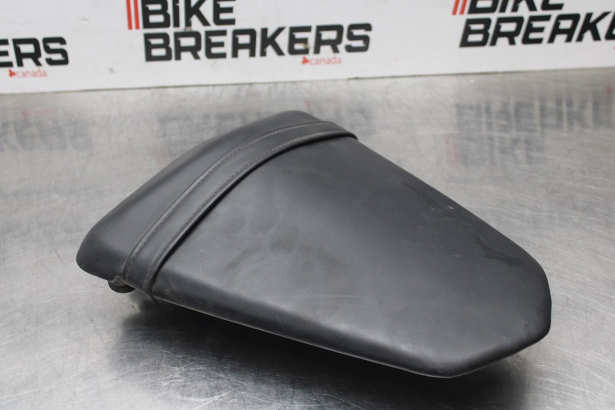 17-18 YAMAHA YZF R3 REAR BACK PASSENGER TANDEM SEAT PAD SADDLE PILLION BB813