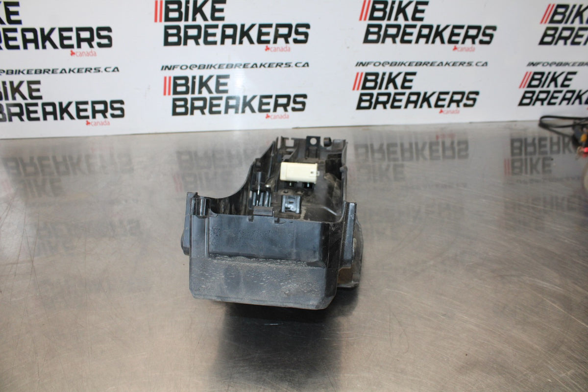 22-25 YAMAHA YZF R7 REAR BACK TAIL UNDERTAIL BATTERY TRAY PLASTIC BB176