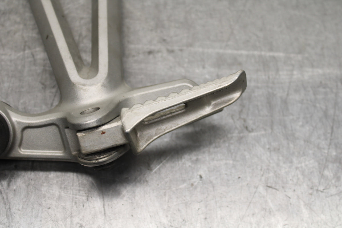 05-08 SUZUKI GSXR1000 REAR BACK PASSENGER PEG SET PAIR BB113