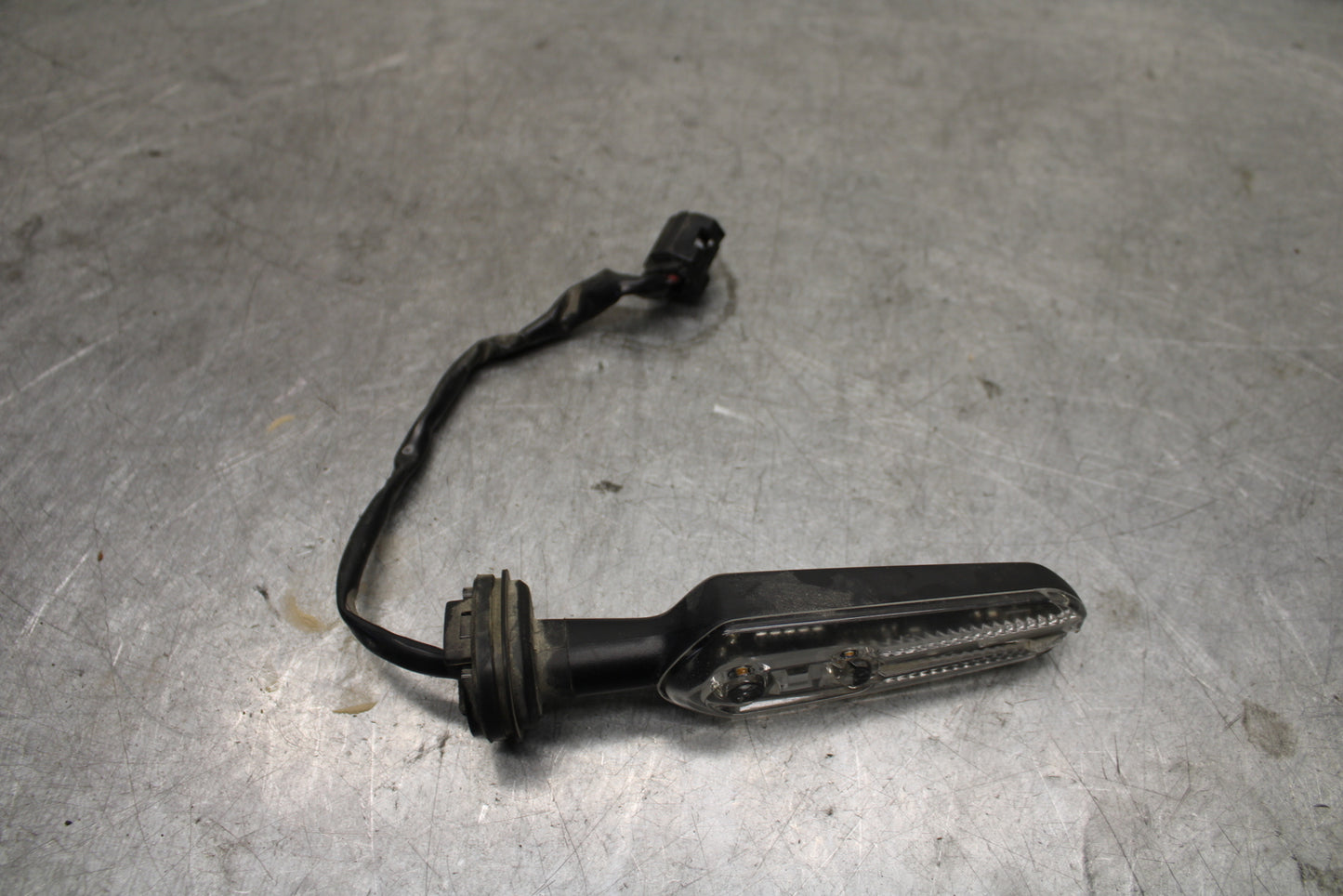 22-24 YAMAHA XSR900 RIGHT FRONT TURN SIGNAL LIGHT INDICATOR BB683