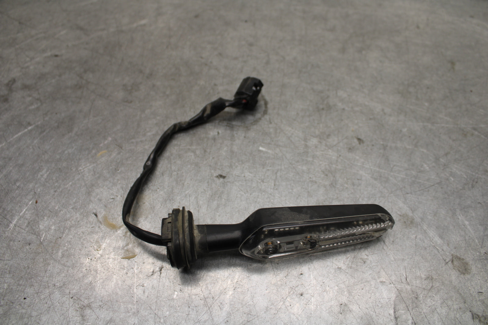 22-24 YAMAHA XSR900 RIGHT FRONT TURN SIGNAL LIGHT INDICATOR BB683
