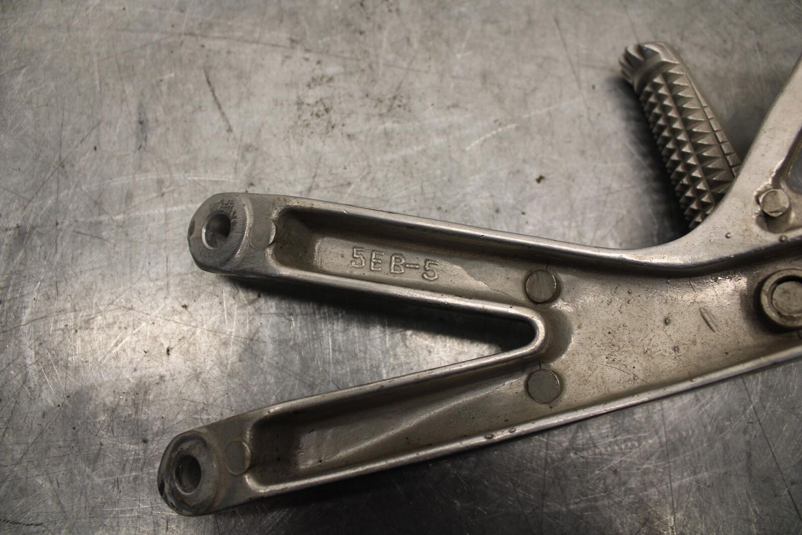 2001 Yamaha YZF R6 RIGHT REAR BACK PASSENGER PEG 5EB-27440-00-00 BB68