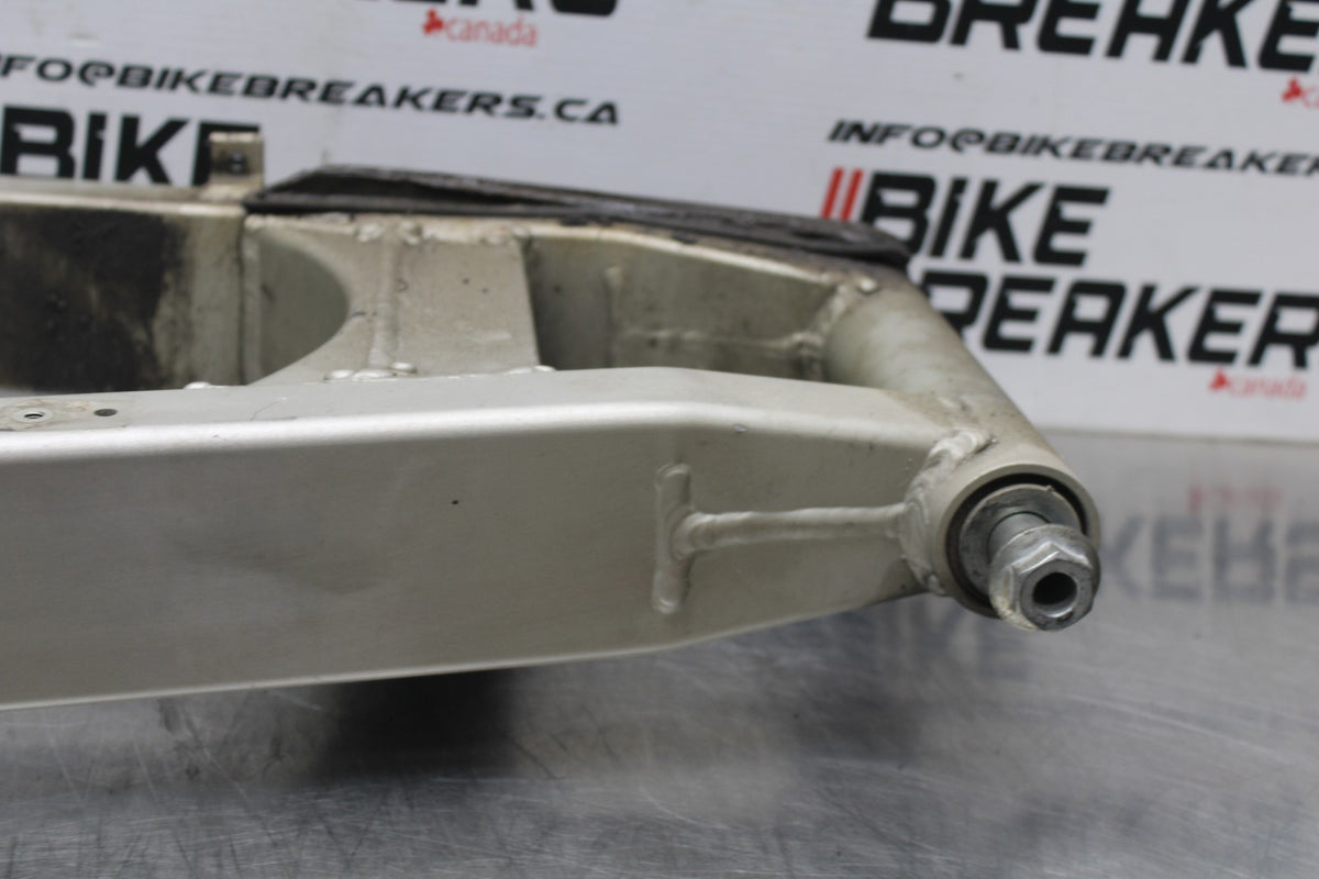 98 KAWASAKI NINJA ZX6 REAR SWINGARM BACK SUSPENSION SWING ARM BB870
