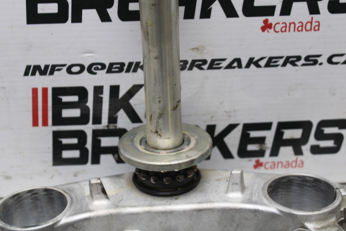 06-07 SUZUKI GSXR 600 FRONT FORKS CLAMP LOWER TRIPLE TREE STEM BB822