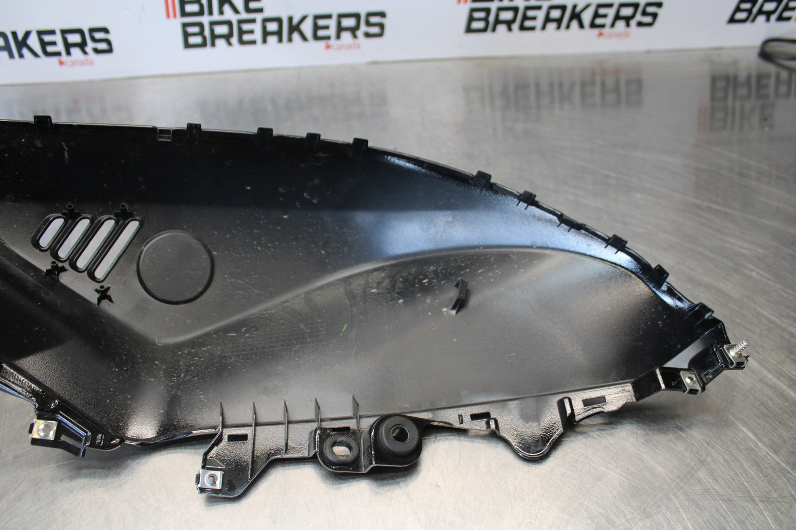 22-25 YAMAHA YZF R7 RIGHT GAS TANK FUEL CELL PANEL COVER TRIM COWL BB176