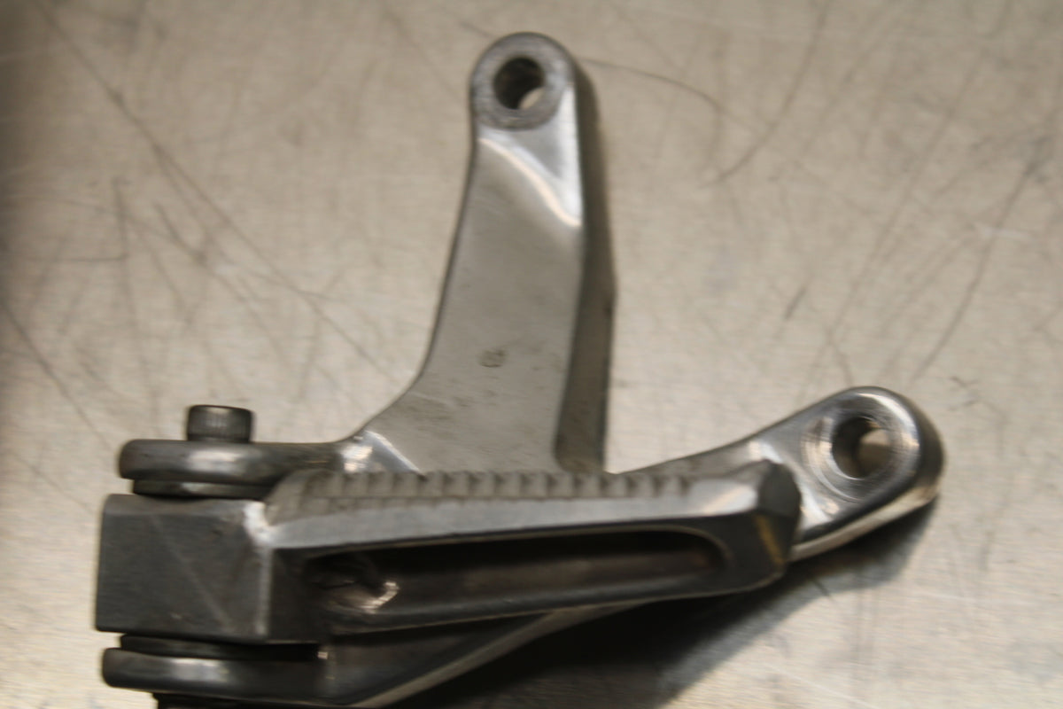 96 YAMAHA YZF750R REAR BACK PASSENGER PEG SET PAIR BB137