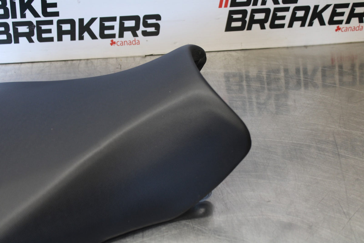18 SUZUKI GSXR750 FRONT DRIVERS SEAT PAD SADDLE PILLION BB891