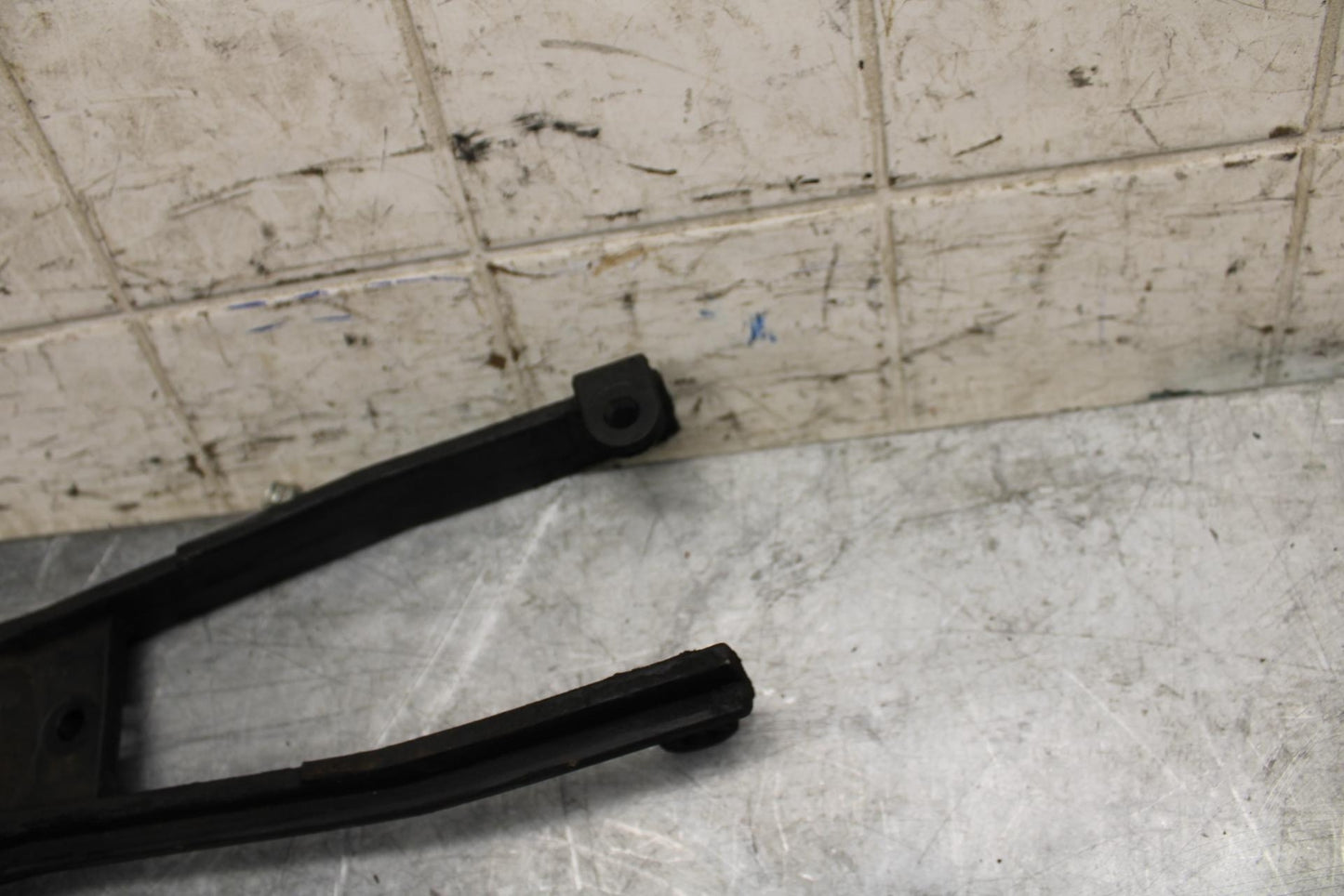 2007 Suzuki GSXR750 SWINGARM CHAIN BUFFER SLIDER GUIDE 61273-01H00 BB546