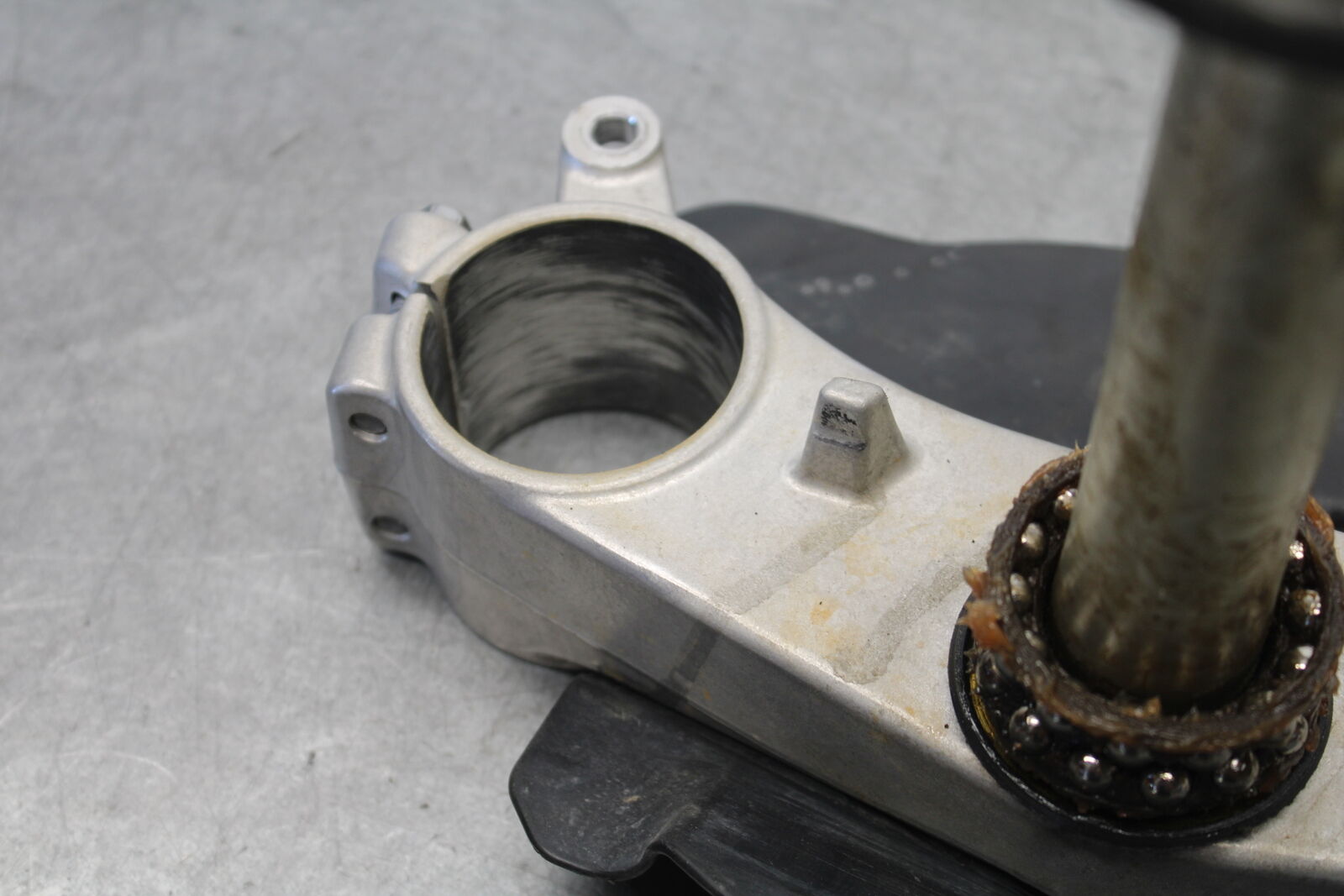 05-06 SUZUKI GSXR1000 FRONT FORKS CLAMP LOWER TRIPLE TREE STEM BB663