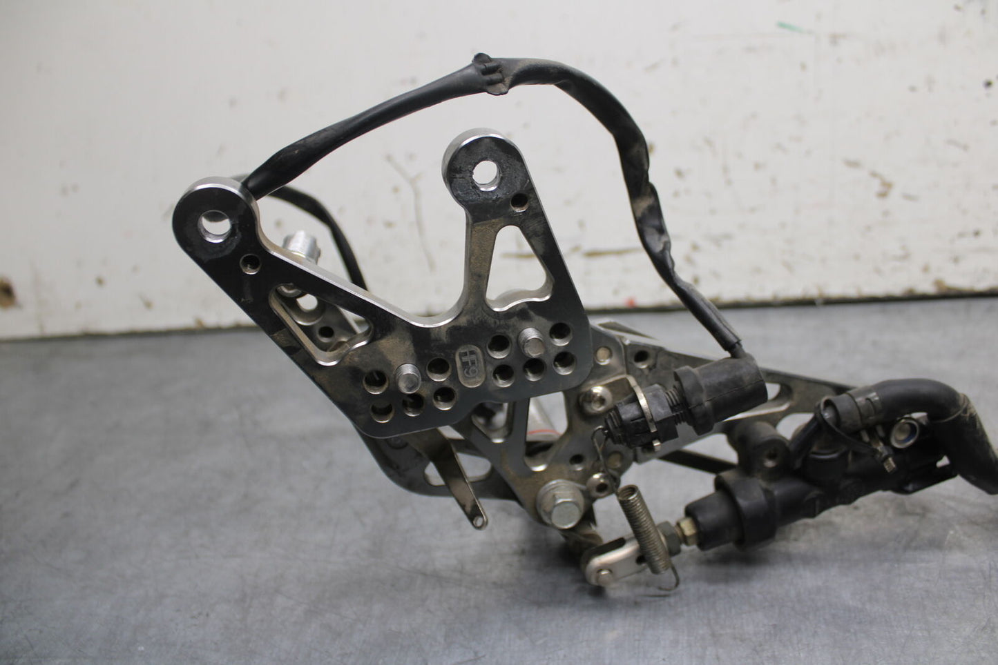 07-08 YAMAHA YZF R1 RIGHT REARSET REAR SET DRIVER FOOT PEG REST STOP BB724