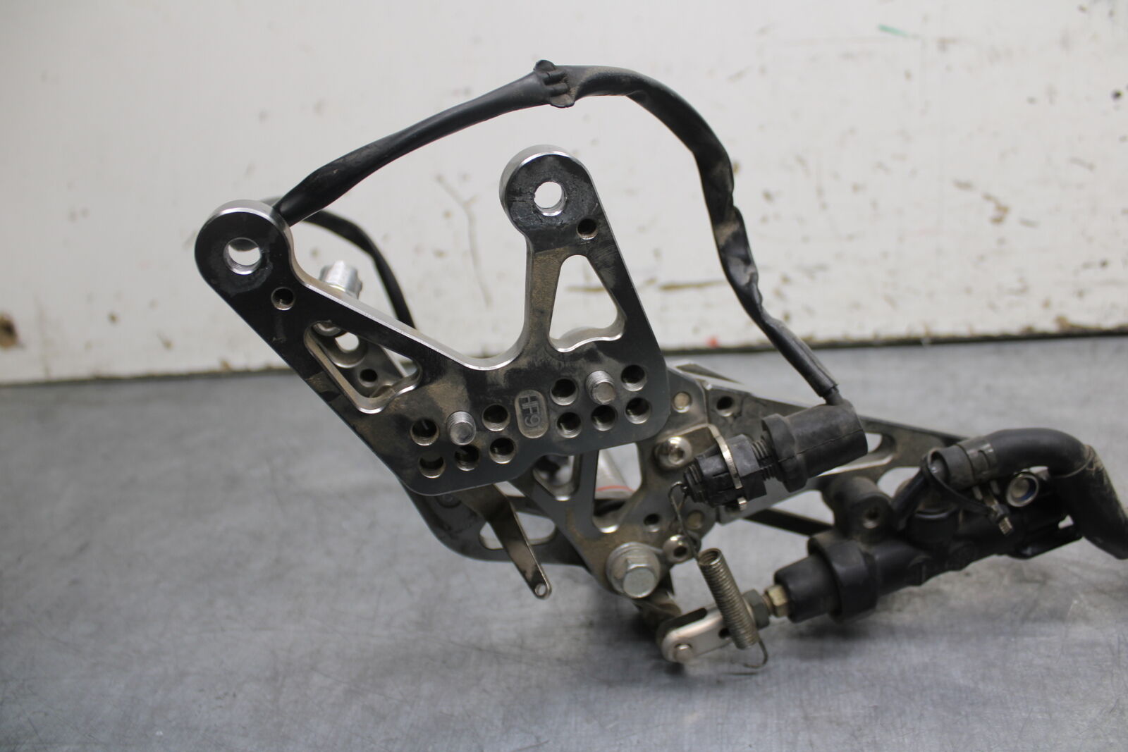 07-08 YAMAHA YZF R1 RIGHT REARSET REAR SET DRIVER FOOT PEG REST STOP BB724