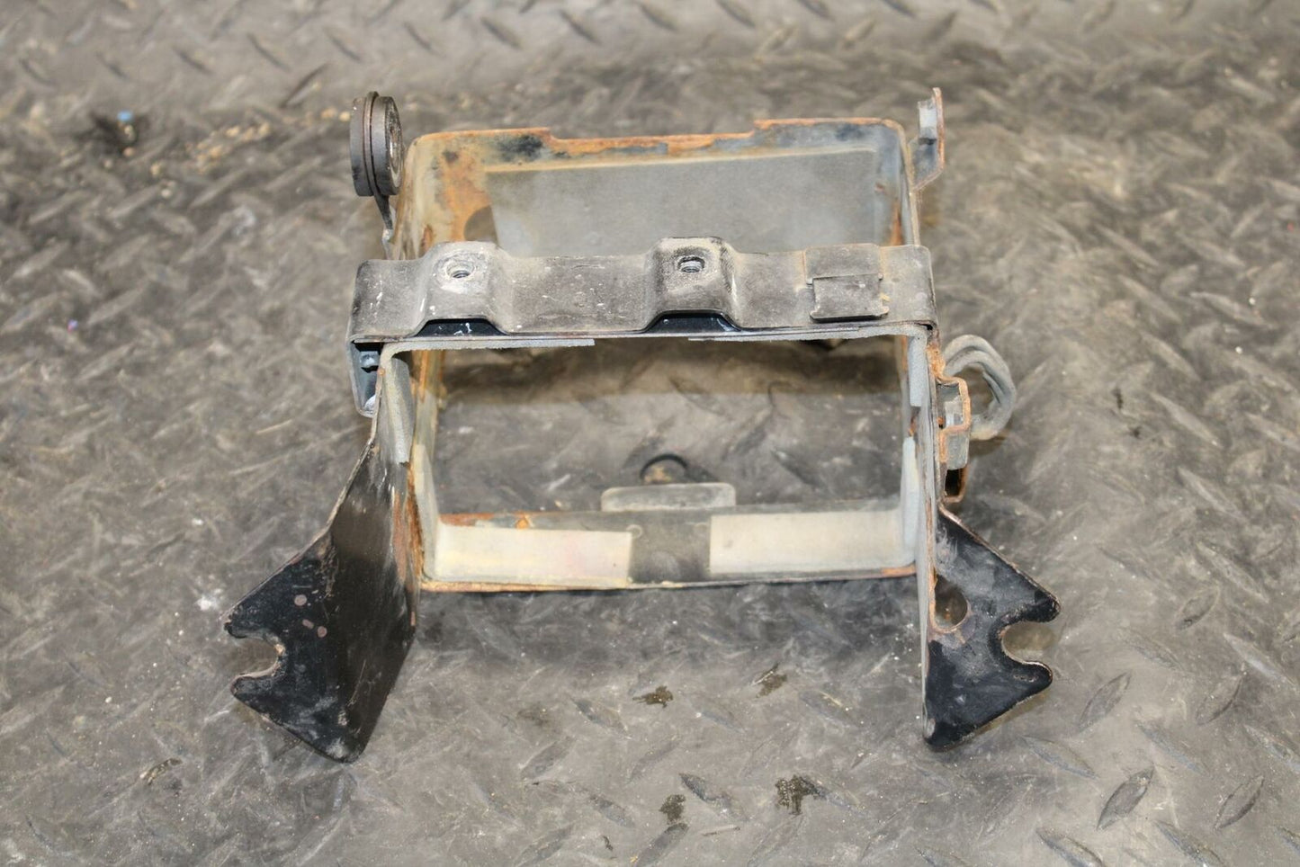 86 SUZUKI GSXR1100 G REAR BACK TAIL UNDERTAIL BATTERY TRAY PLASTIC BB227