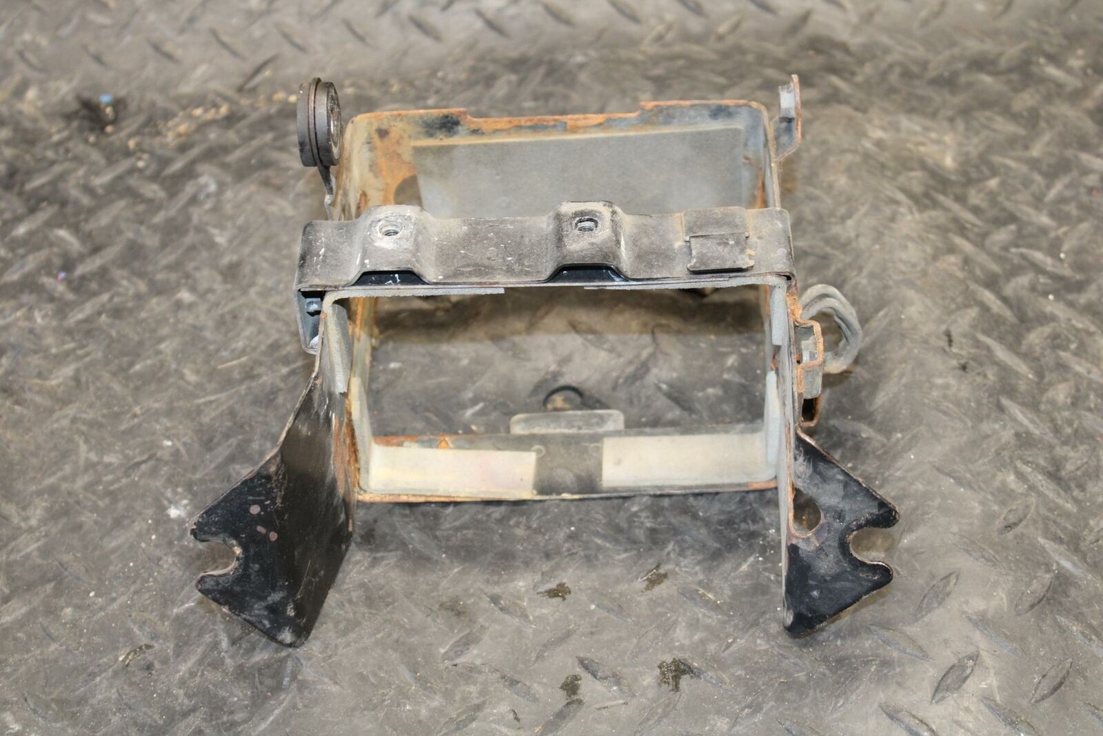 86 SUZUKI GSXR1100 G REAR BACK TAIL UNDERTAIL BATTERY TRAY PLASTIC BB227