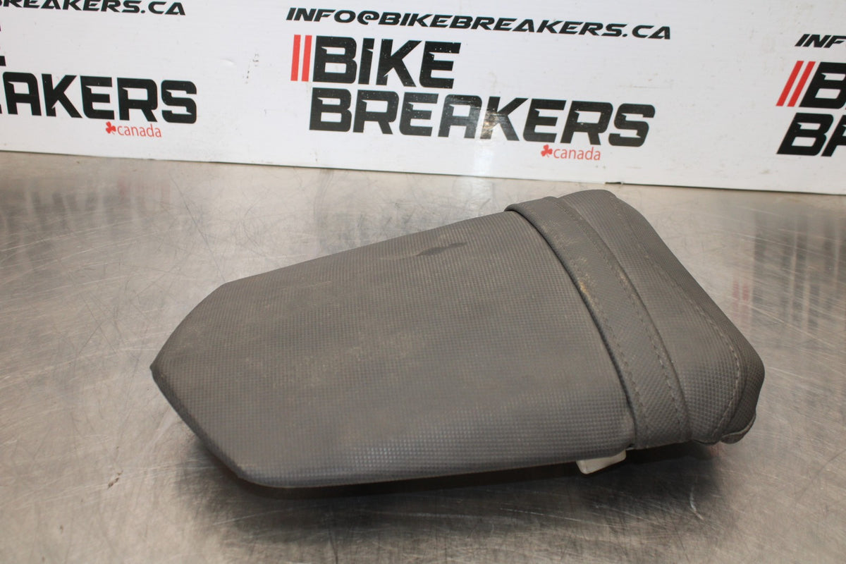 04-06 YAMAHA YZF R1 REAR BACK PASSENGER TANDEM SEAT PAD SADDLE PILLION BB160