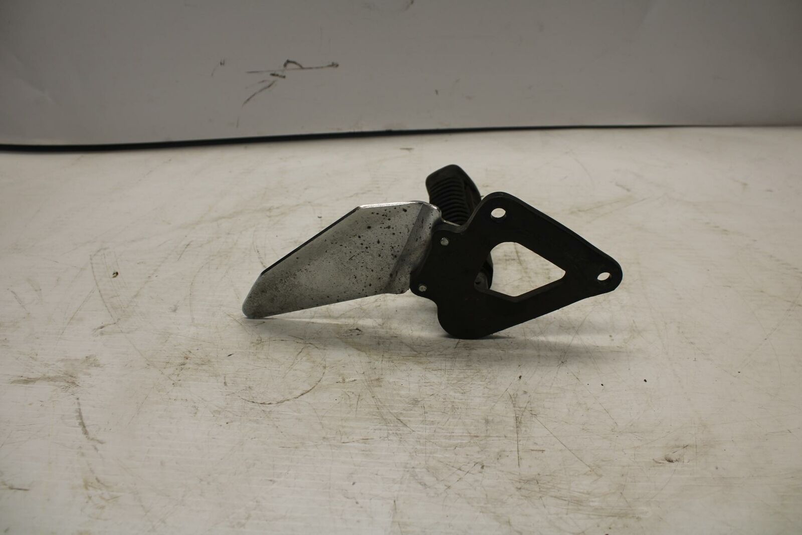 04-09 SUZUKI GS500F LEFT REARSET REAR SET DRIVER FOOT PEG BRACKET MOUNT BB261