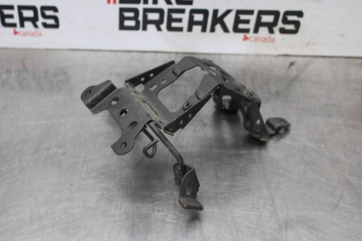 25 KAWASAKI Z900 UPPER FAIRING GAUGES STAY BRACKET BB928