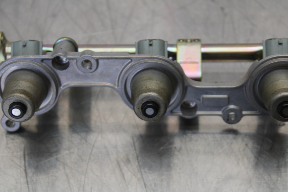 05-06 HONDA CBR600RR SECONDARY FUEL INJECTORS TOP AIRBOX GAS RAIL BB149