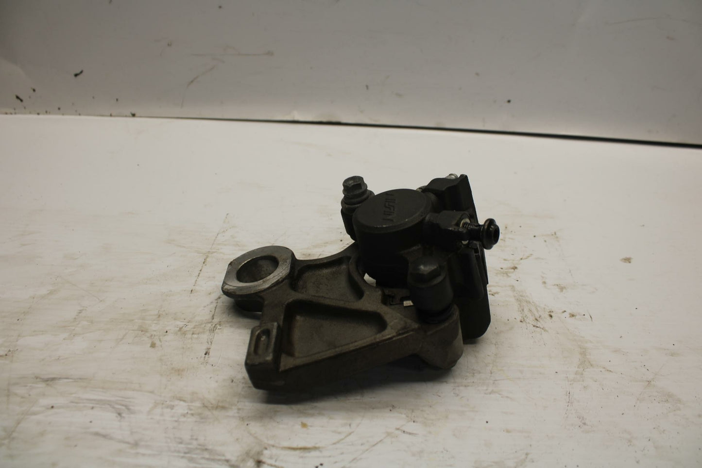 08-16 YAMAHA YZF R6 REAR  BRAKE CALIPER W MOUNT BRACKET 2C0-2580W-00-00 BB273