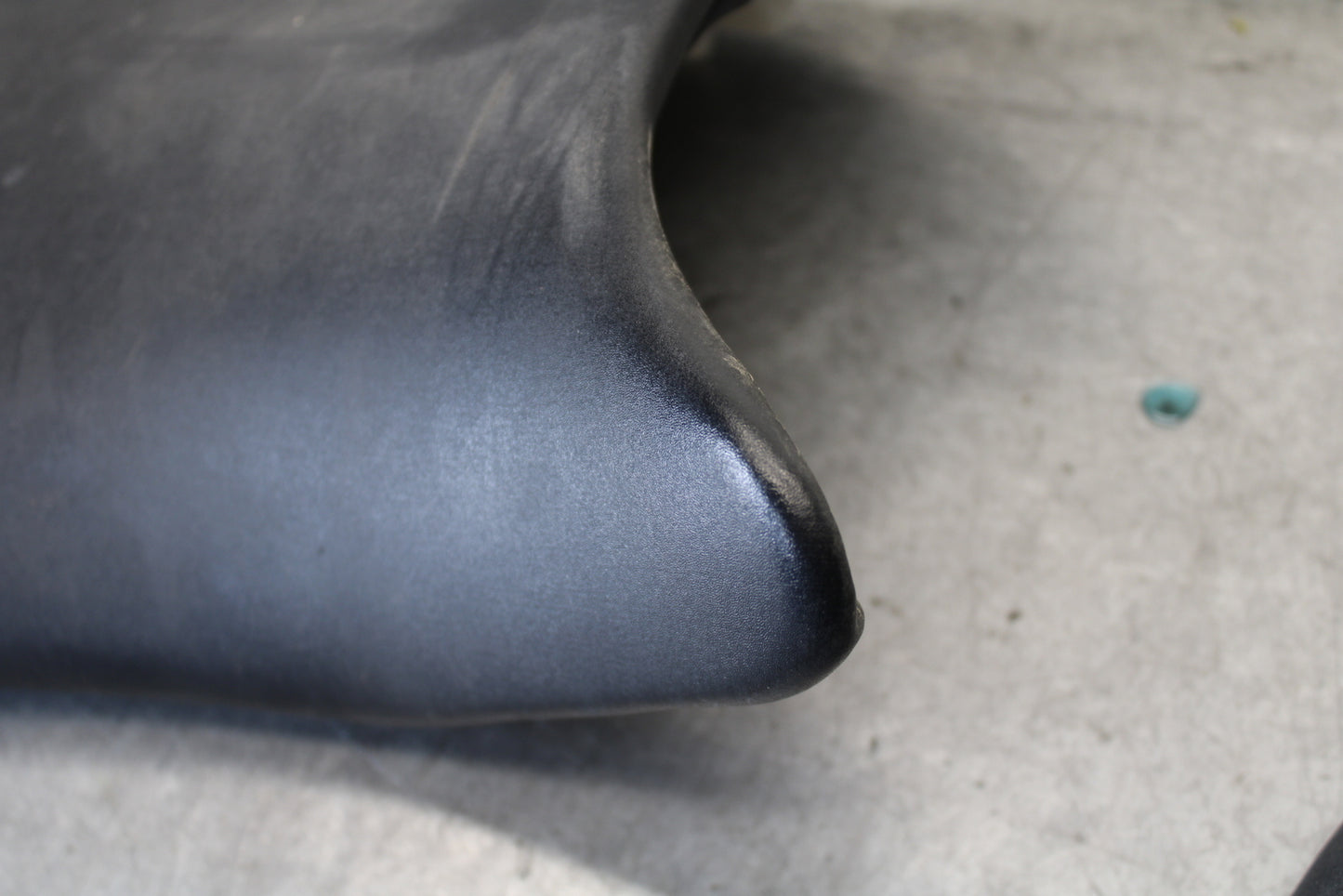 08-16 YAMAHA YZF R6 FRONT DRIVERS SEAT PAD SADDLE PILLION 13S-24710-00-00 BB665