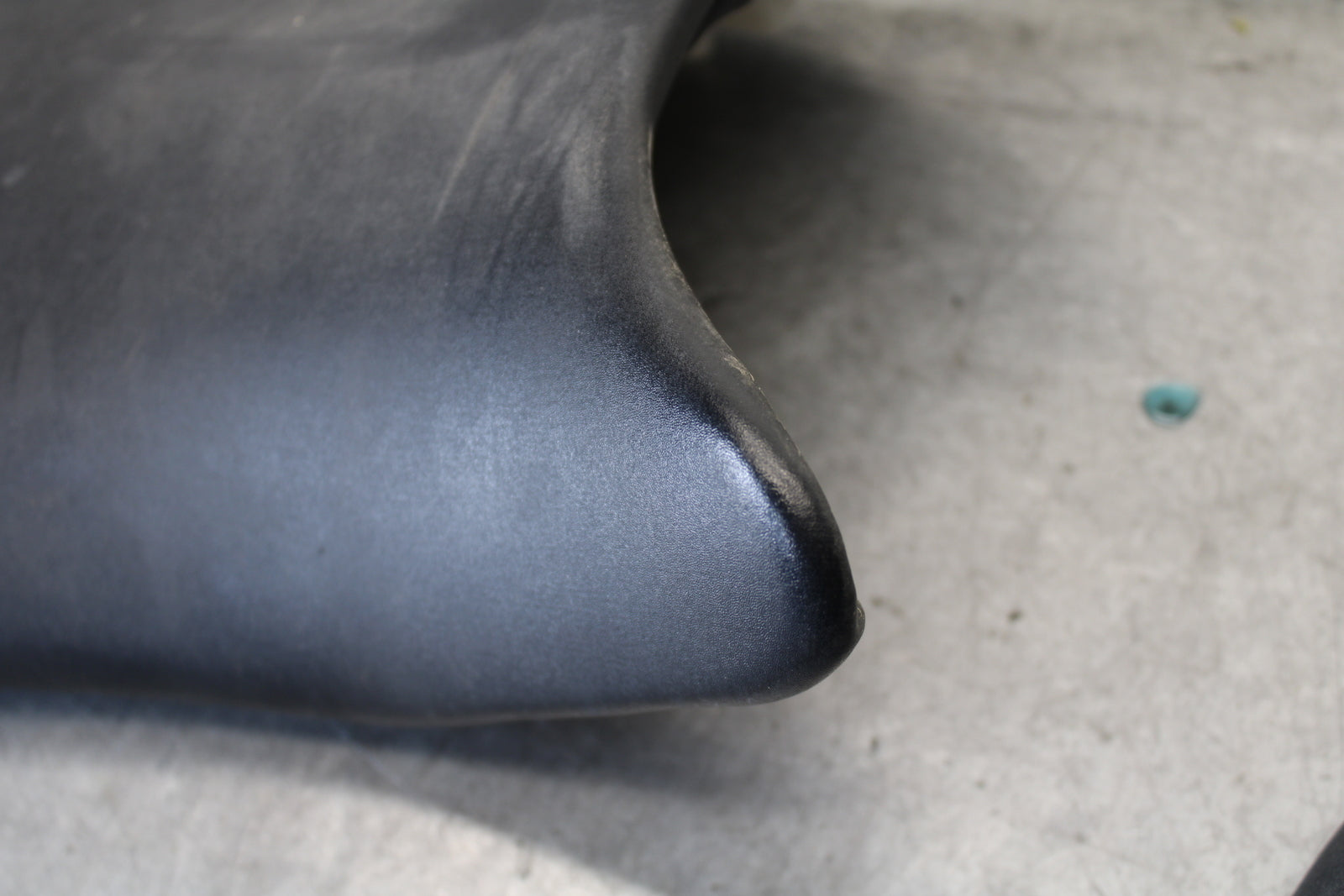 08-16 YAMAHA YZF R6 FRONT DRIVERS SEAT PAD SADDLE PILLION 13S-24710-00-00 BB665