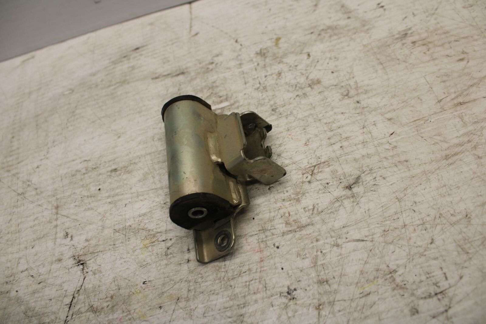 09 YAMAHA FZ6 GAS TANK FUEL CELL PETROL RESERVOIR BRACKET MOUNT BB295