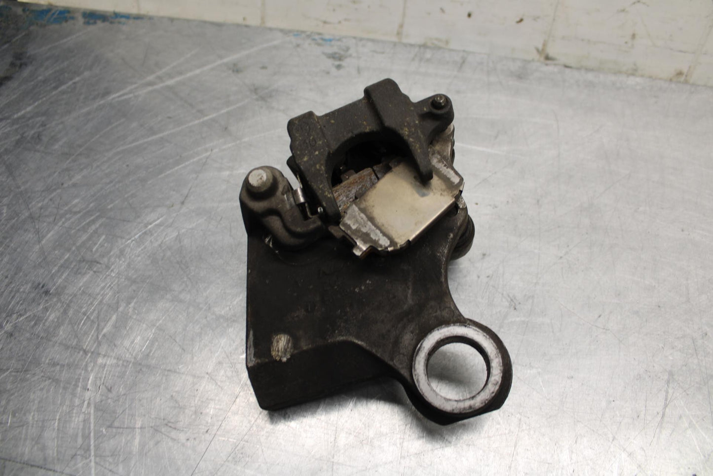 07 YAMAHA YZF R6 2c0 REAR  BRAKE CALIPER W MOUNT BRACKET 2C0-2580W-00-00 BB423