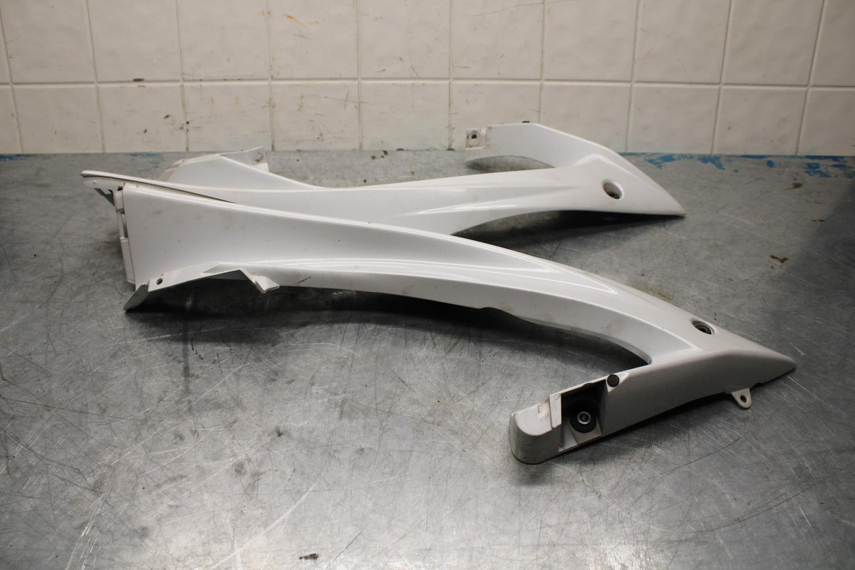 08-16 YAMAHA YZF R6  FRONT UPPER MID SIDE FAIRING COWL PLASTIC BB443