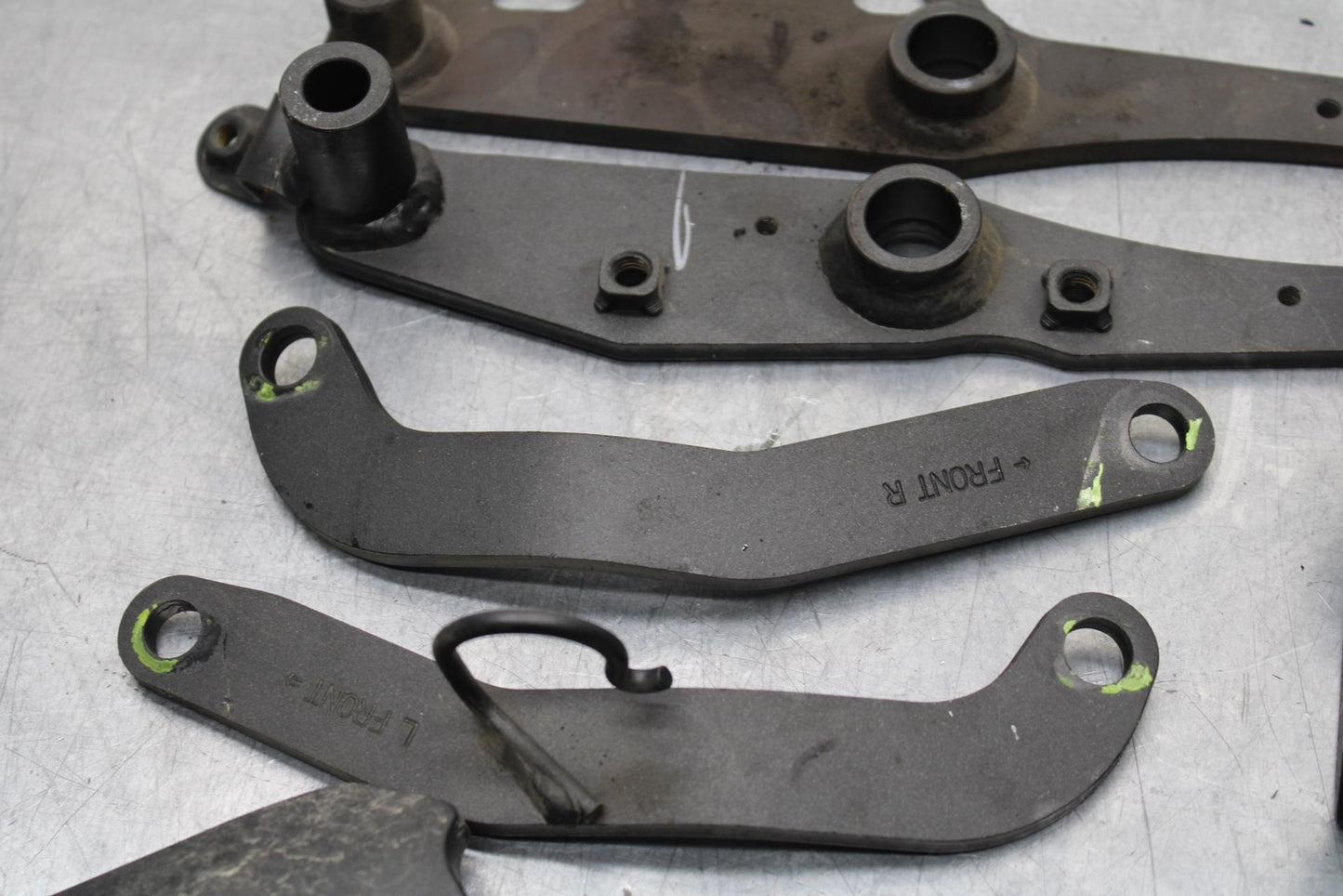 20 KAWASAKI Z400 ER400 ABS ENGINE MOUNT MOTOR BRACKET BB586