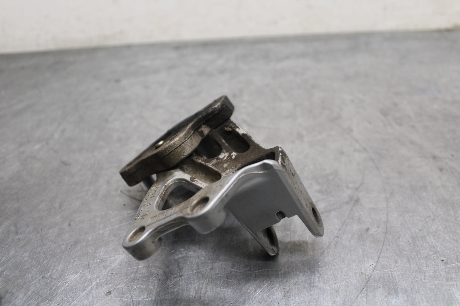 08-10 SUZUKI GSXR 600 LEFT REARSET REAR SET DRIVER FOOT PEG BRACKET MOUNT BB132