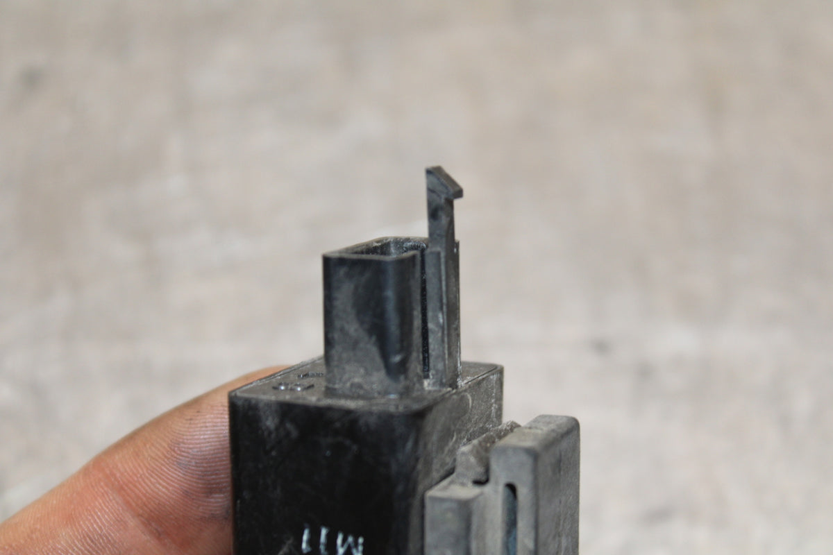 03-05 YAMAHA YZF R6  TURN SIGNAL BLINKER RELAY FLASHER SWITCH BB132