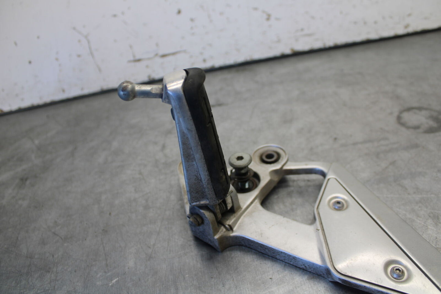 07-09 YAMAHA FZ6 LEFT REARSET REAR SET DRIVER FOOT PEG REST STOP BB713